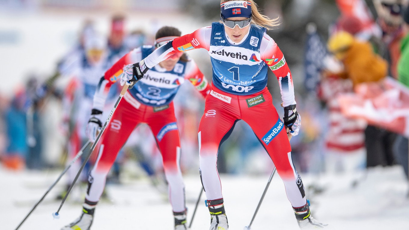 Nórske bežkyne na lyžiach Therese Johaugová (vpredu) a Heidi Wengová  v úvodnej etape Tour de Ski.