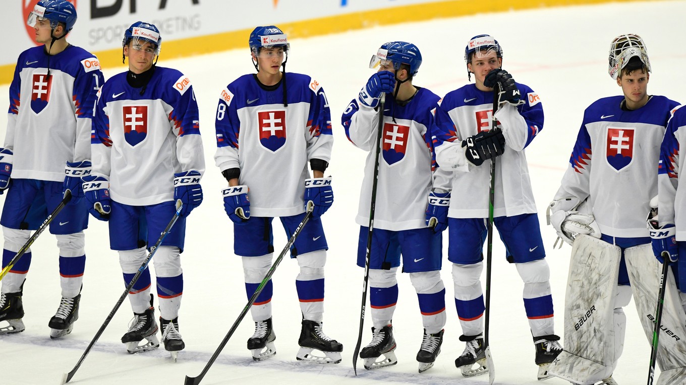 Slovenskí hokejisti do 20 rokov po prehre s Fínskom.
