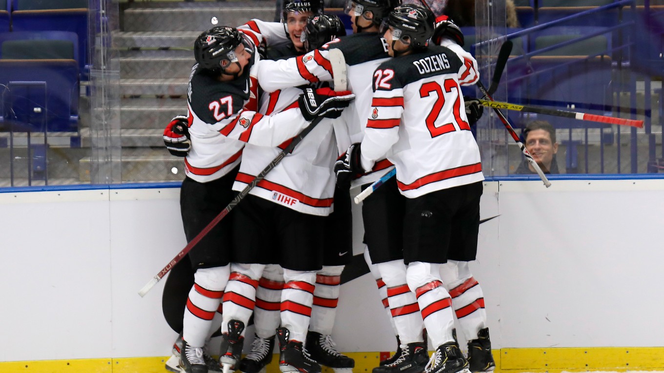 Hokejisti Kanady oslavujú víťazstvo nad Nemeckom na MS v hokeji do 20 rokov 2020.