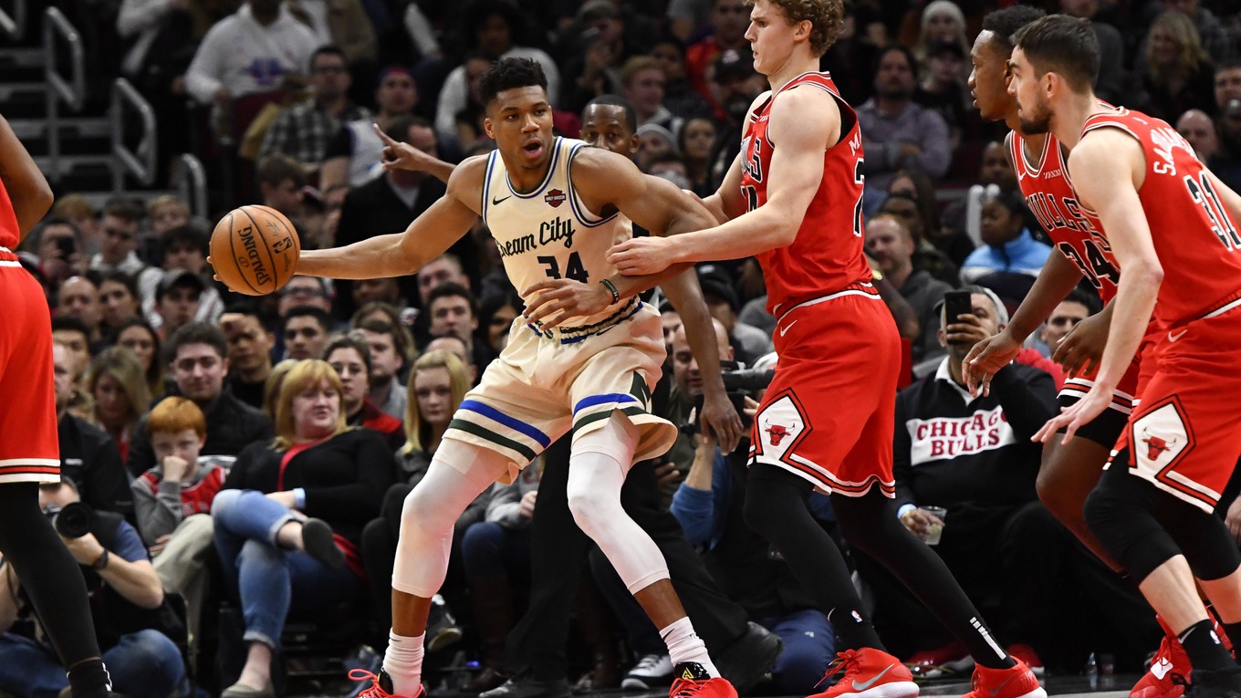 Giannis Antetokounmpo (34) z Milwaukee Bucks a hráči Chicaga Bulls Lauri Markkanen (24), Wendell Carter Jr. (34) počas zápasu NBA.