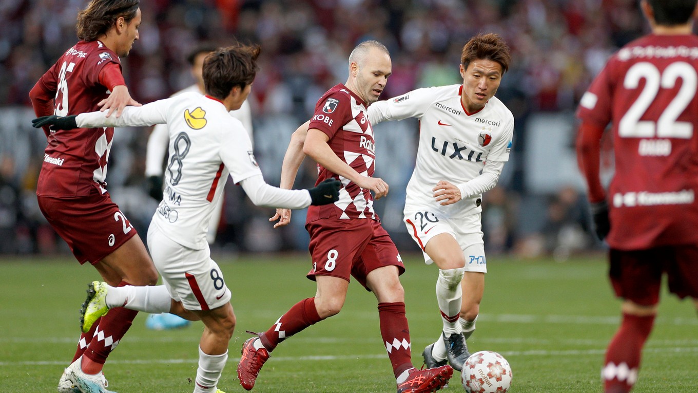 Andrés Iniesta v drese Vissel Kobe vo finále japonského Cisárskeho pohára.
