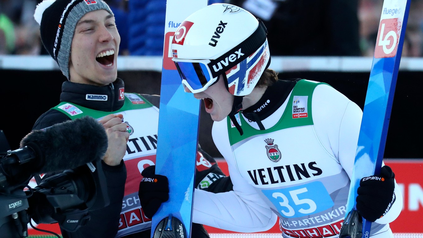 Marius Lindvik (vpravo) po výhre v Garmisch-Partenkirchene 2020.