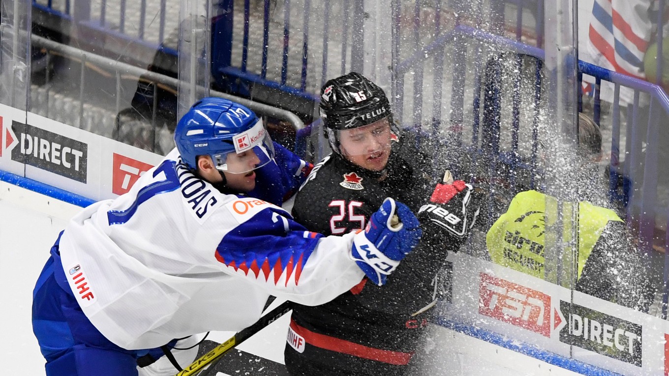 Na snímke zľava Martin Faško-Rudáš (Slovensko), Aidan Dudas (Kanada) vo štvrťfinálovom zápase MS hokejistov do 20 rokov Kanada - Slovensko.