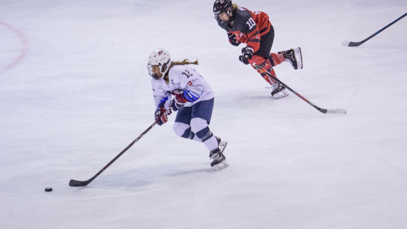 Zľava: Makenna Webster z USA a Jenna Buglioni z Kanady počas finále majstrovstiev sveta v ľadovom hokeji hráčok do 18 rokov.