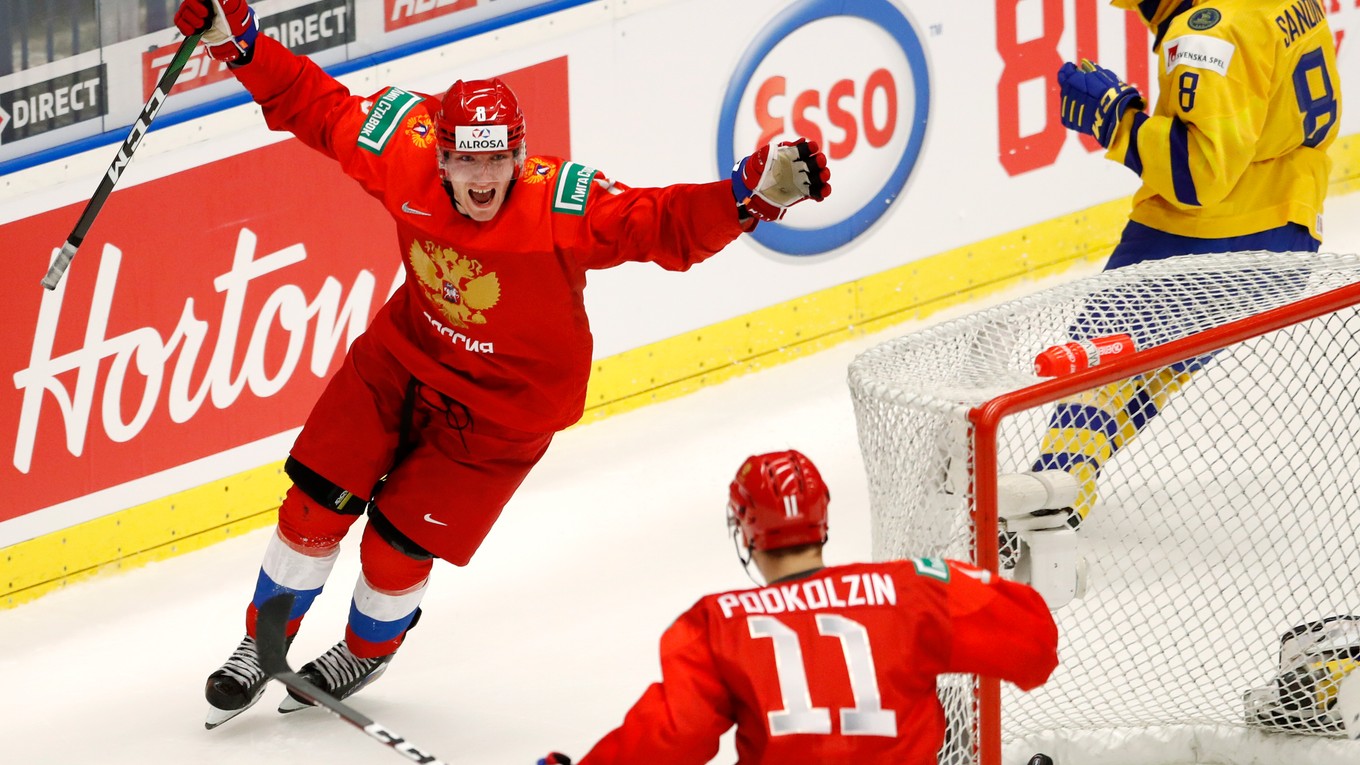 Radosť Rusov po strelenom góle v predĺžení v semifinále MS v hokeji do 20 rokov 2020 Švédsko - Rusko.