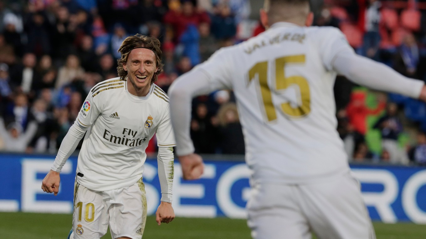 Luka Modrič (vľavo) a Federico Valverde v zápase 19. kola La Ligy 2019/2020 Getafe CF Real Madrid.
