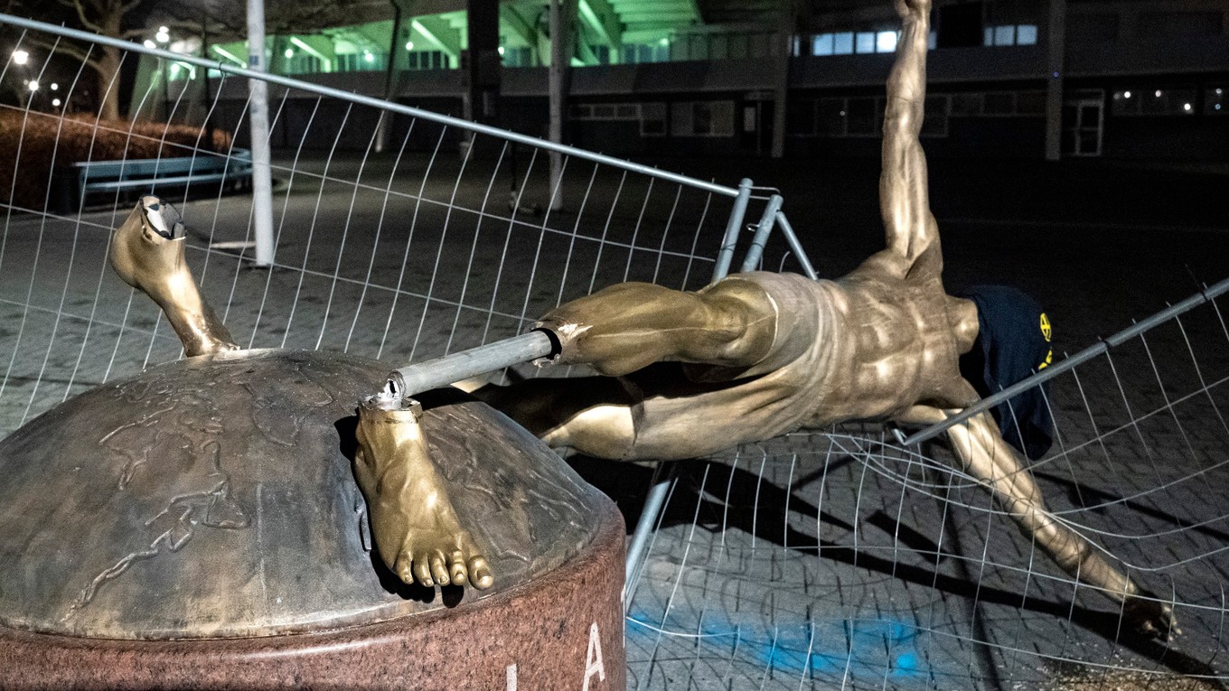 Zničená socha Zlatana Ibrahimoviča.