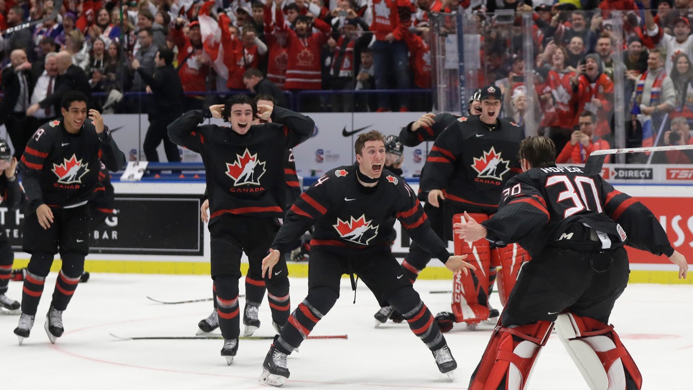 Momentka po finále Kanada - Rusko na MS v hokeji do 20 rokov 2020.