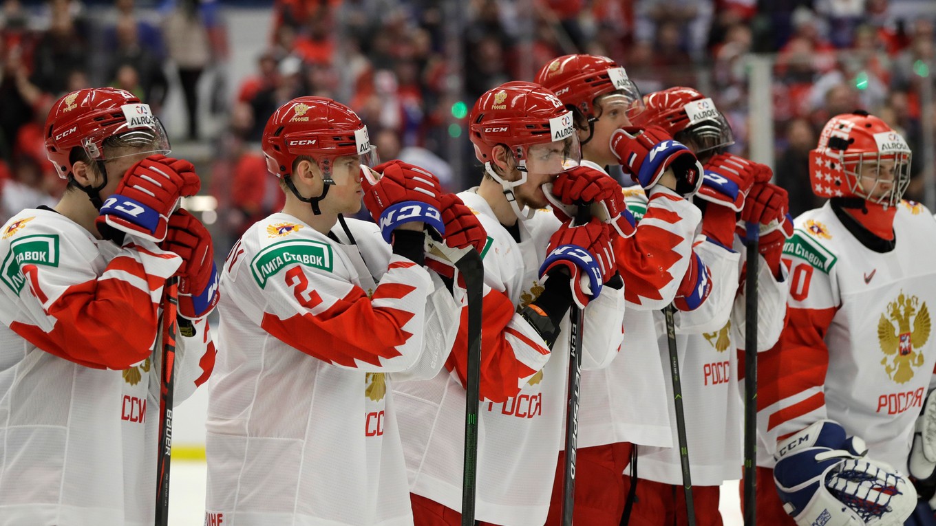 Smutní mladí ruskí hokejisti po finále MS hráčov do 20 rokov v Ostrave proti Kanade.