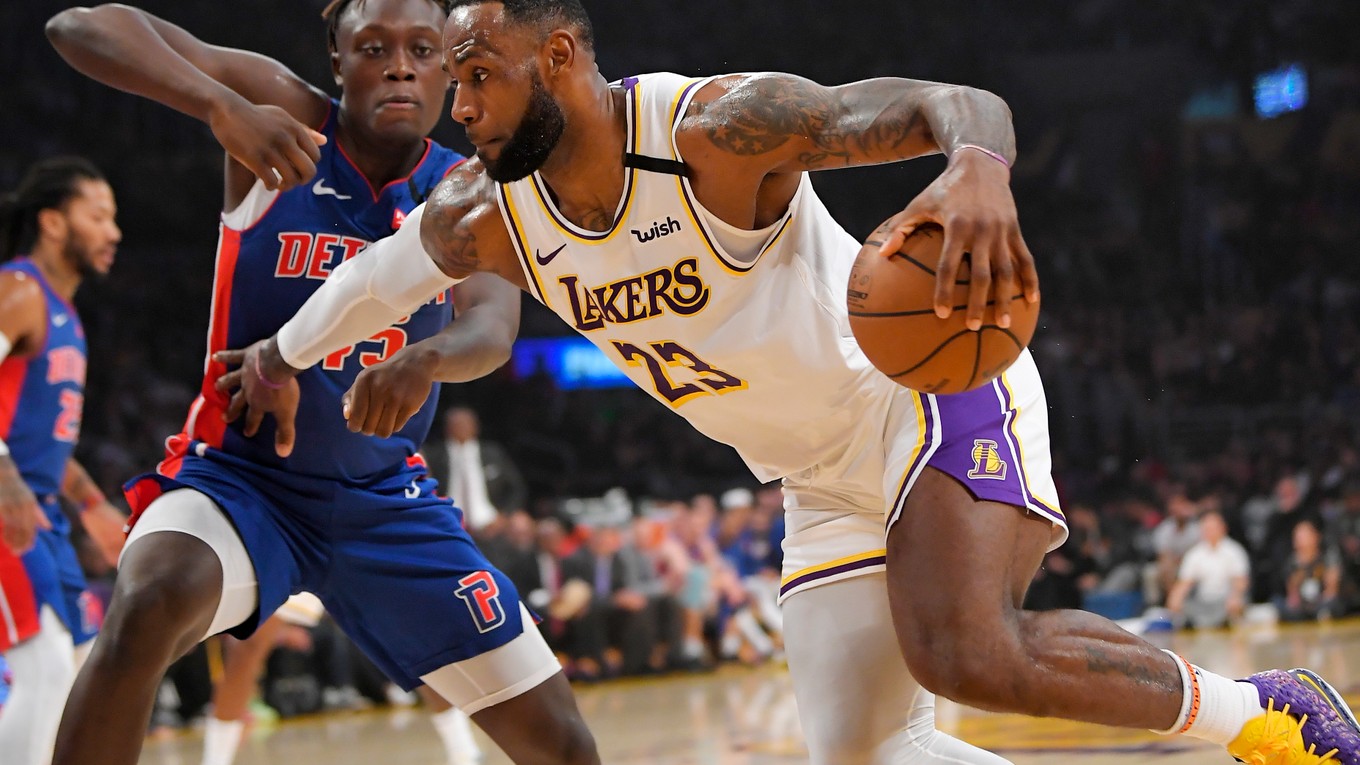 LeBron James (vpravo) v súboji s Sekouom Doumbouyom v zápase základnej časti NBA 2019/2020 Los Angeles Lakers - Detroit Pistons.