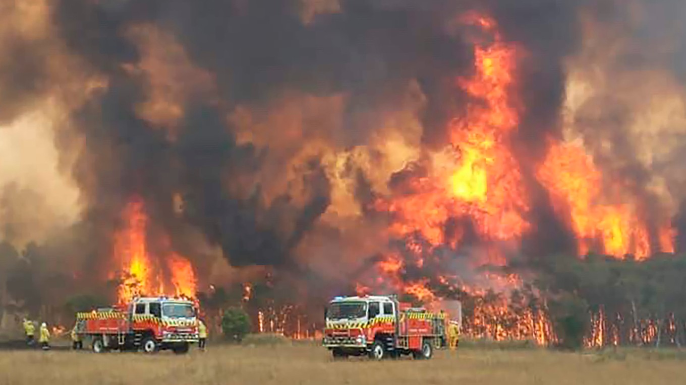 Hasiči sa snažia chrániť domy pred požiarom v austrálskom Charmhavene, 31. december 2019.