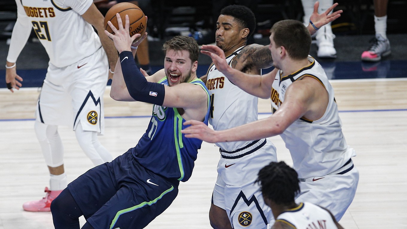 Luka Dončič (vľavo).