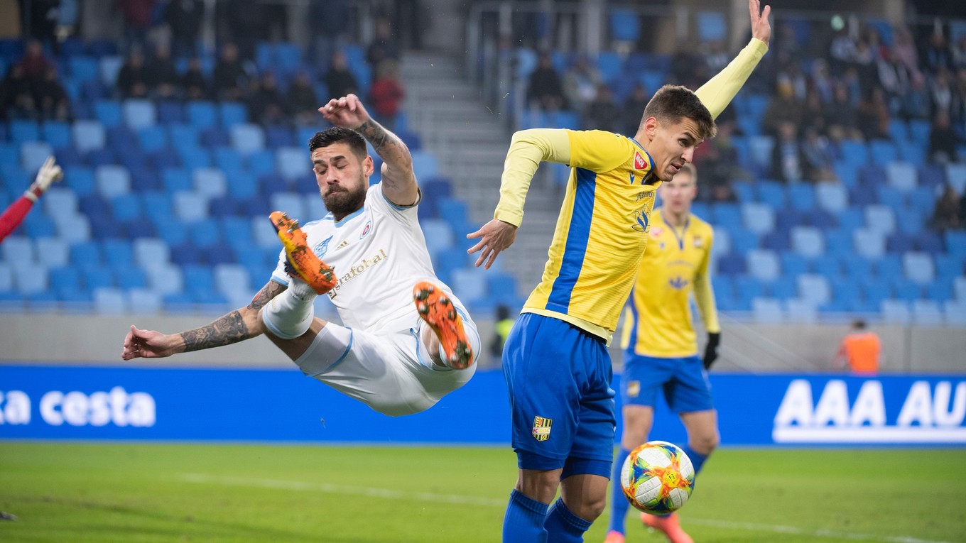 Matej Oravec (vpravo) v drese Dunajskej Stredy.