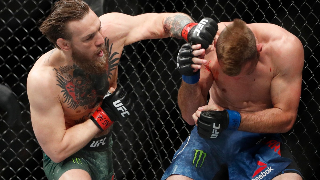 Conor McGregor (vľavo) a Donald Cowboy Cerrone v súboji UFC.