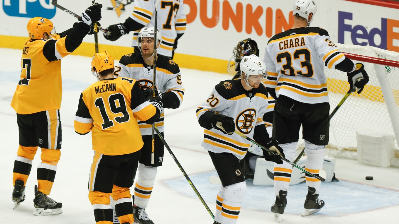 Bryan Rust po rozhodujúcom góle do siete Bostonu Bruins.
