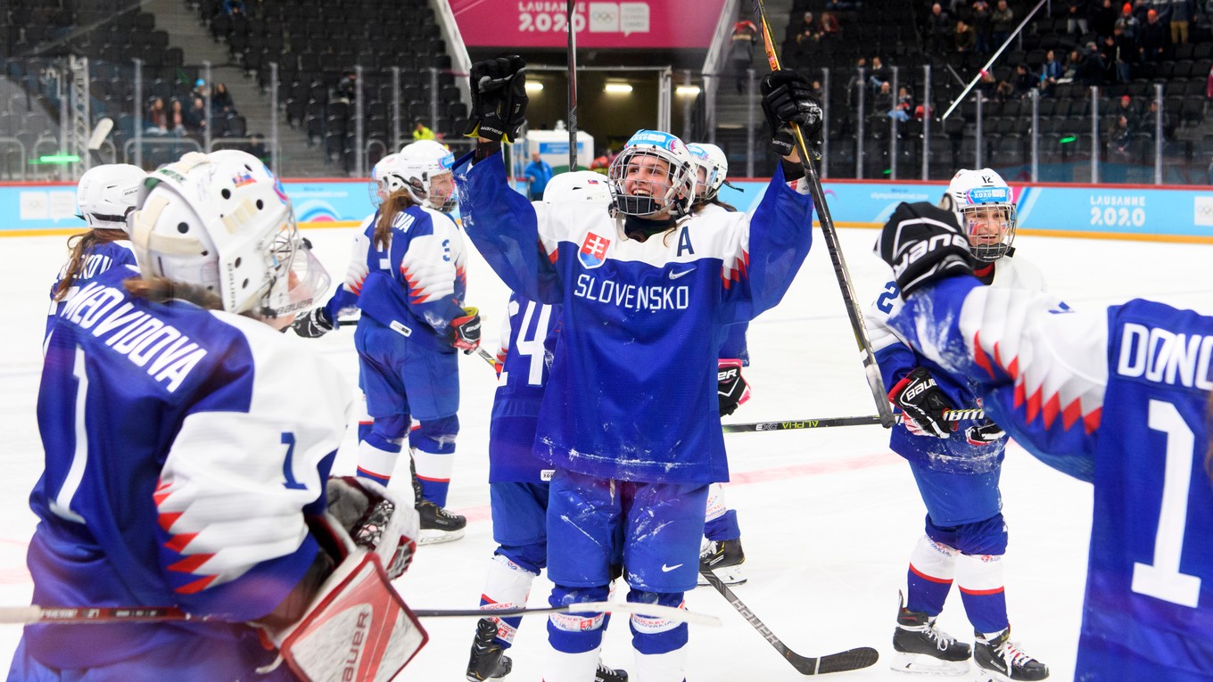 Hráčky Slovenska oslavujú zisk bronzových medailí po víťazstve nad Švajčiarskom 2:1 na zimných olympijských hrách mládeže vo švajčiarskom Lausanne. 