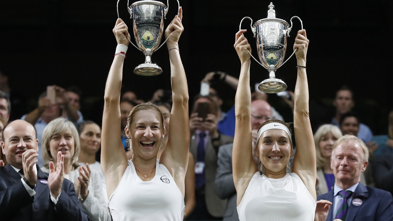 Jekaterina Makarovová (vľavo) takto oslavovala triumf na Wimbledone v roku 2017.