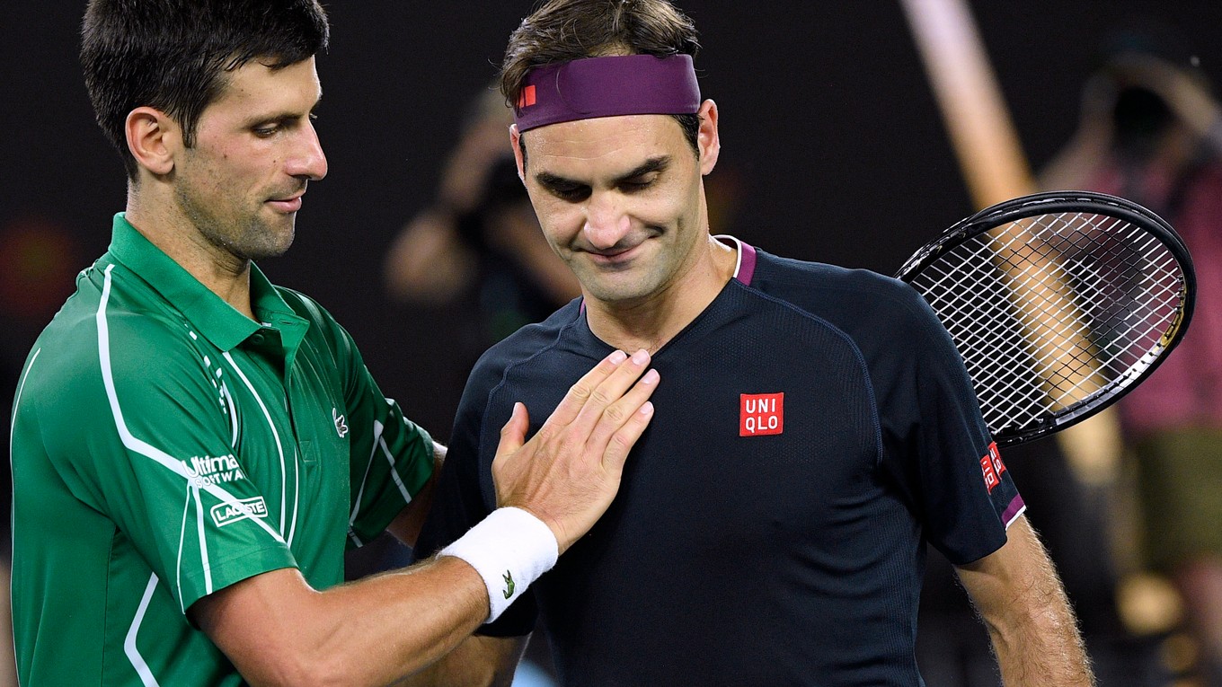 Novak Djokovič (vľavo) a Roger Federer.