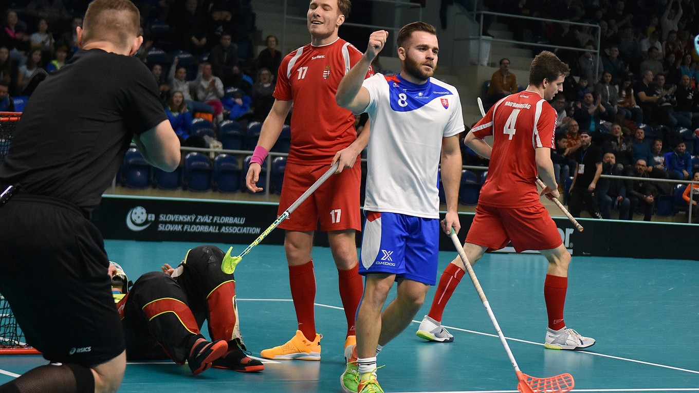 Martin Kubovič (uprostred) sa teší z gólu v zápase Slovensko - Maďarsko.