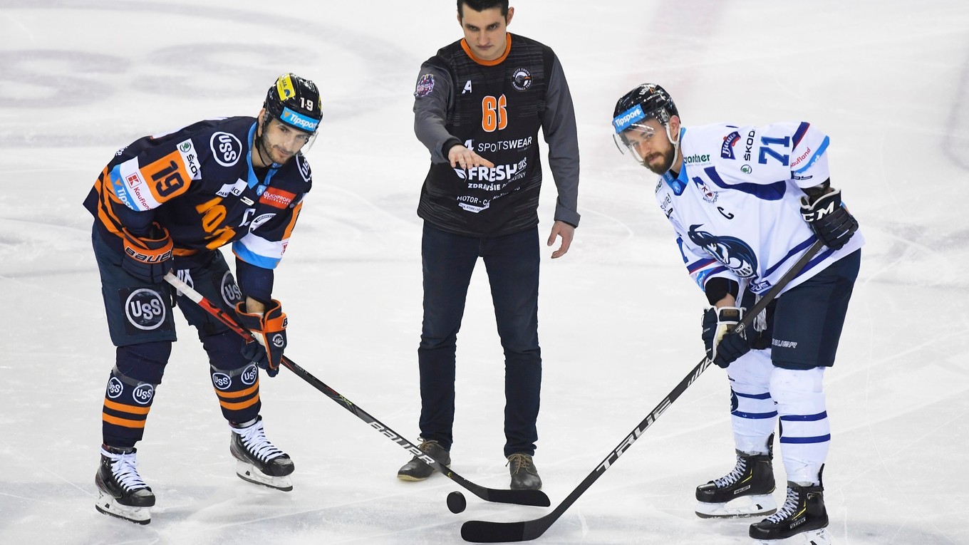 Brankár hádzanárov Košice Crows Filip Fabišík vhadzuje úvodné buly v zápase Košice - Poprad.