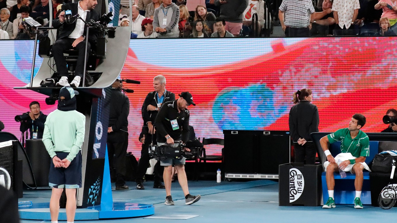 Novak Djokovič protestuje u rozhodcu Damiena Dumusoisa vo finále Australian Open 2020.