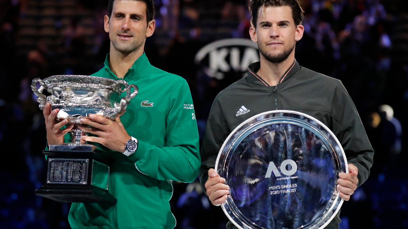 Novak Djokovič a Dominic Thiem s trofejami po finále Australian Open 2020.