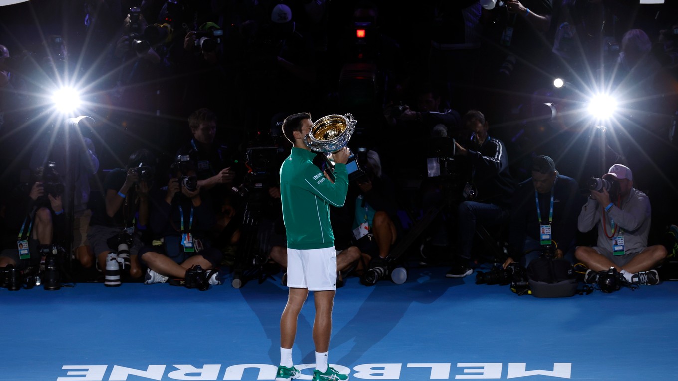 Srbský tenista Novak Djokovič drží trofej po víťazstve nad Rakúšanom Dominicom Thiemom vo finále mužskej dvojhry na grandslamovom turnaji Australian Open.