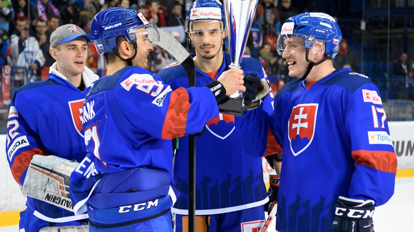 Slovenskí hokejisti sa radujú z víťazstva na Kaufland Cupe. Zľava Andrej Košarišťan, Dominik Graňák, Branislav Rapáč a Marcel Haščák.
