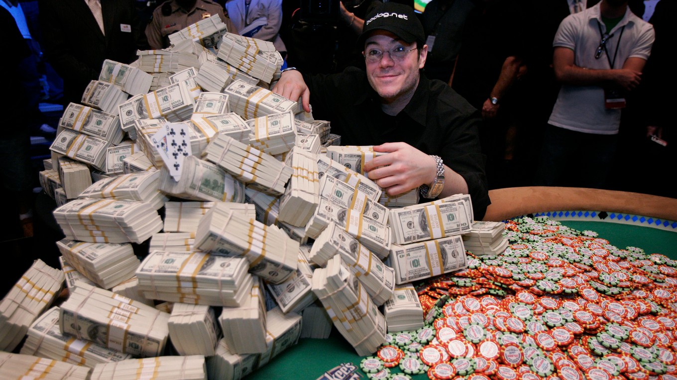 Jamie Gold pózuje s 12 miliónmi dolárov, ktoré vyhral vo svetovej sérii v Las Vegas v roku 2006.