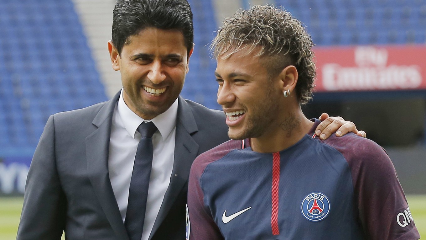 Na snímke vpravo brazílsky futbalový útočník Neymar, vľavo prezident klubu Paris Saint-Germain (PSG) Nasser Al-Khelaifi na štadióne PSG v Paríži 4. augusta 2017.
