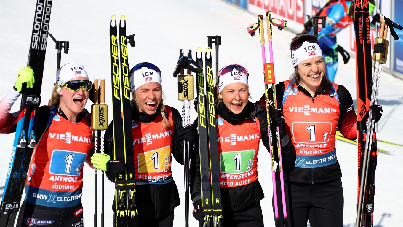 Nórky Marte Olsbuová Roeiselandová, Tiril Eckhoffová, Ingrid Landmark Tandrevoldová a Synnoeve Solemdalová vyhral štafetu na MS v biatlone 2020 v Anterselve.