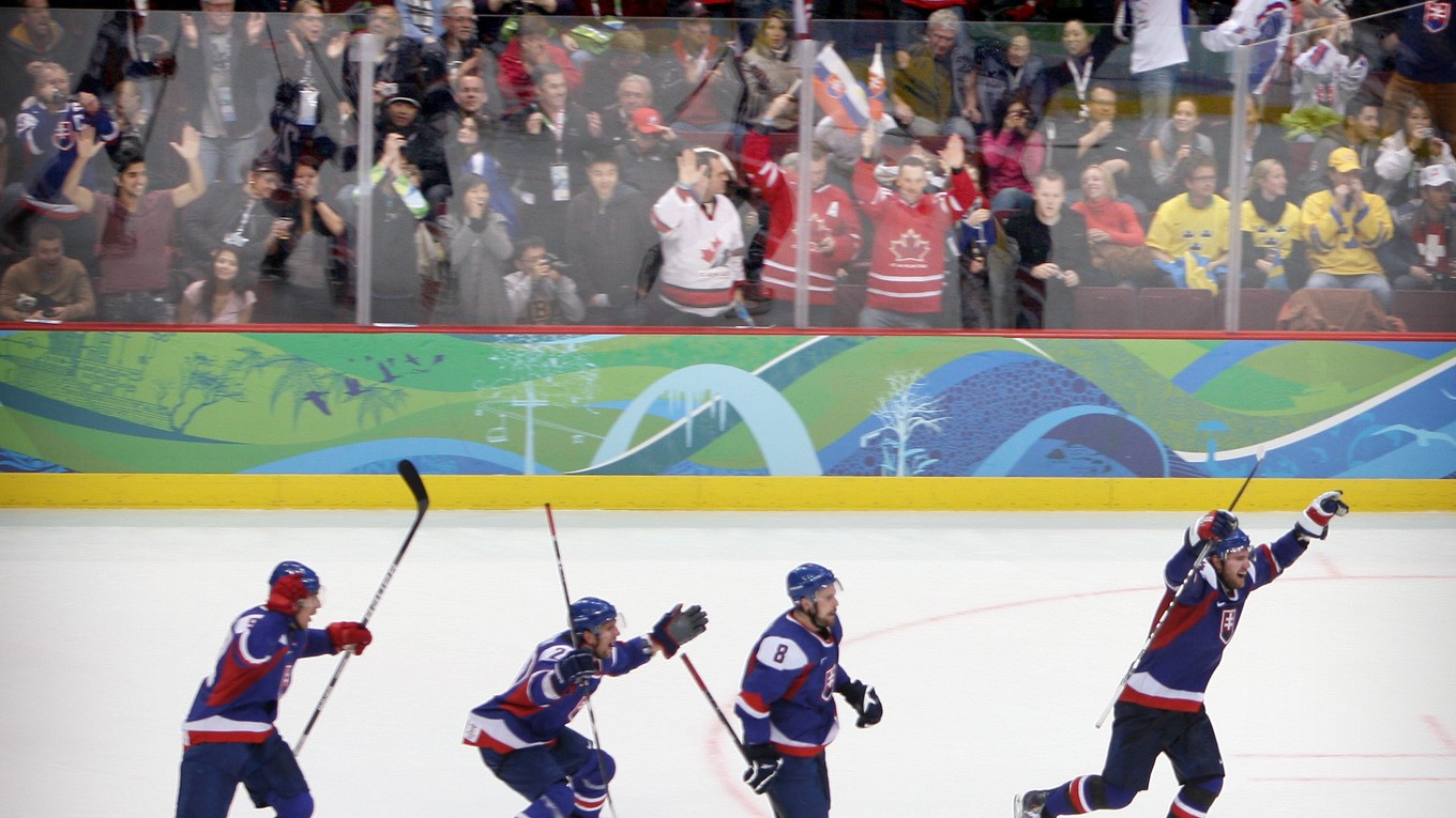 Slovenskí hokejisti sa tešia z výhry v zápase olympijského hokejového turnaja Švédsko - Slovensko. 