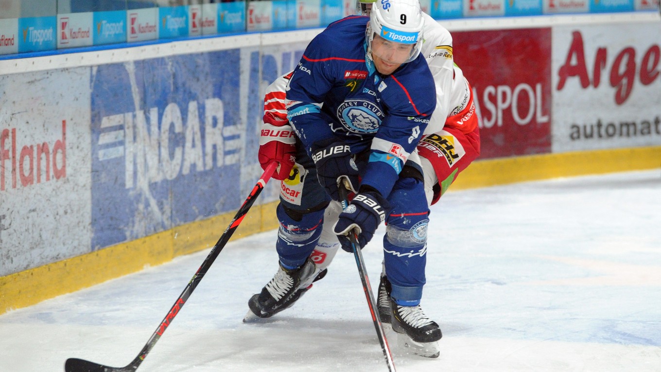 Judd Blackwater z HK Nitra (v popredí).