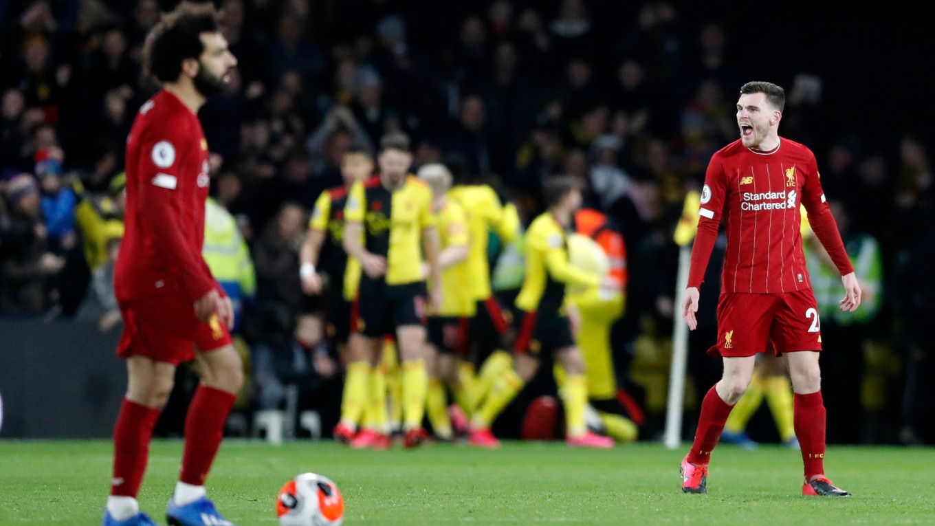 Hráči Liverpoolu zľava Mohamed Salah a Andrew Robertson po inkasovaní tretieho gólu v zápase 28. kola anglickej Premiere Leaque Watford - Liverpool.