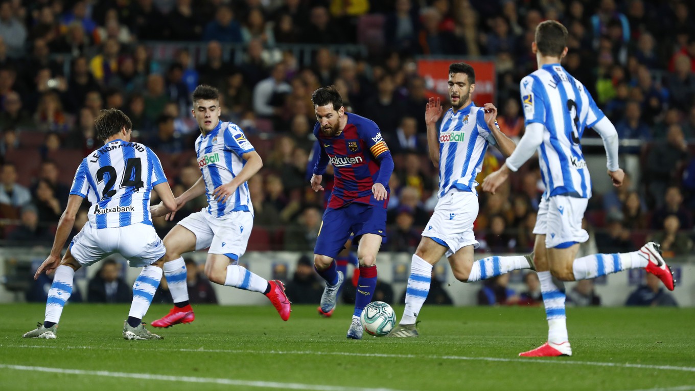 Lionel Messi medzi hráčmi Realu Sociedad.