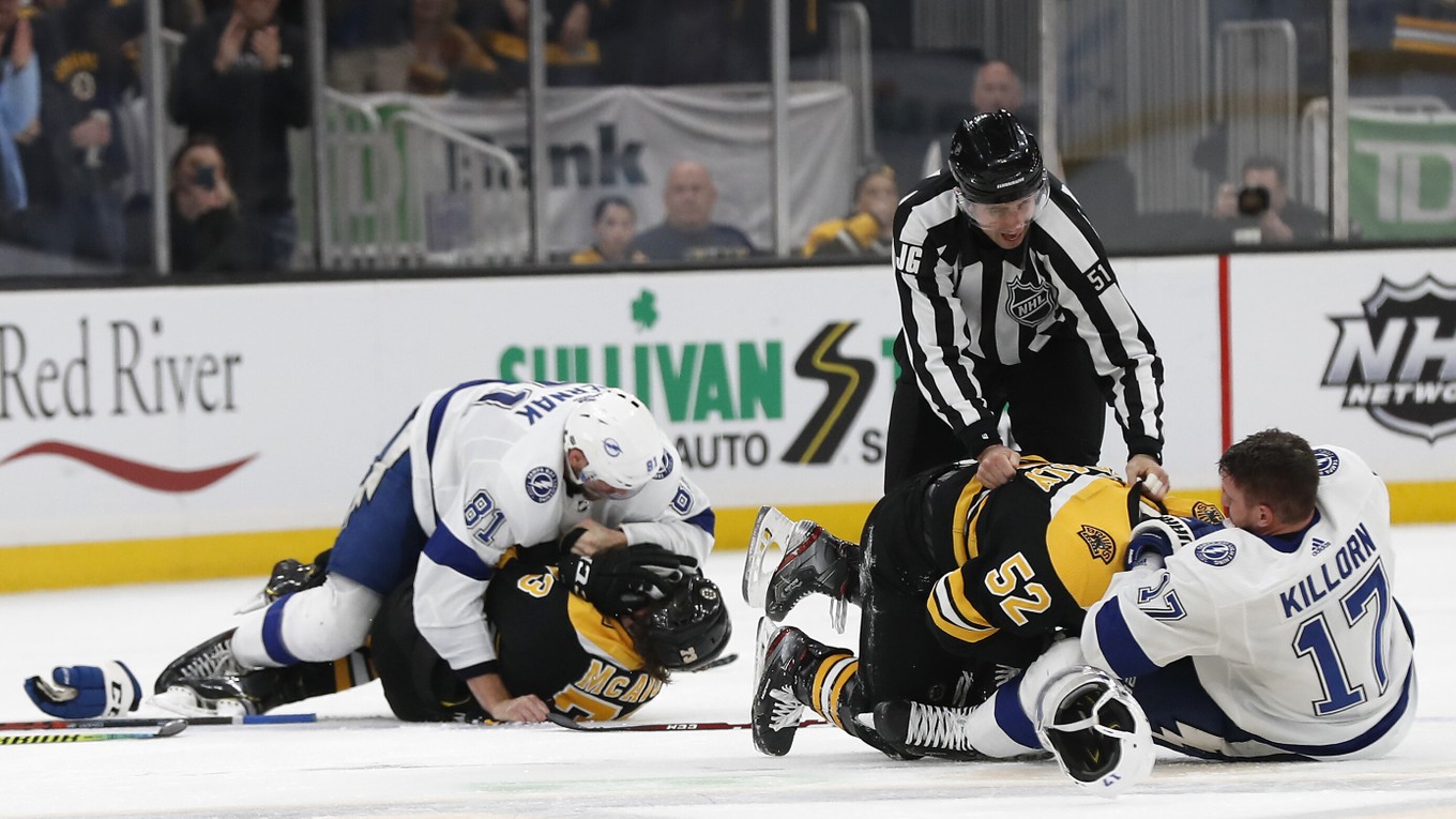 Hromadná bitka v zápase Boston Bruins - Tampa Bay Lightning.