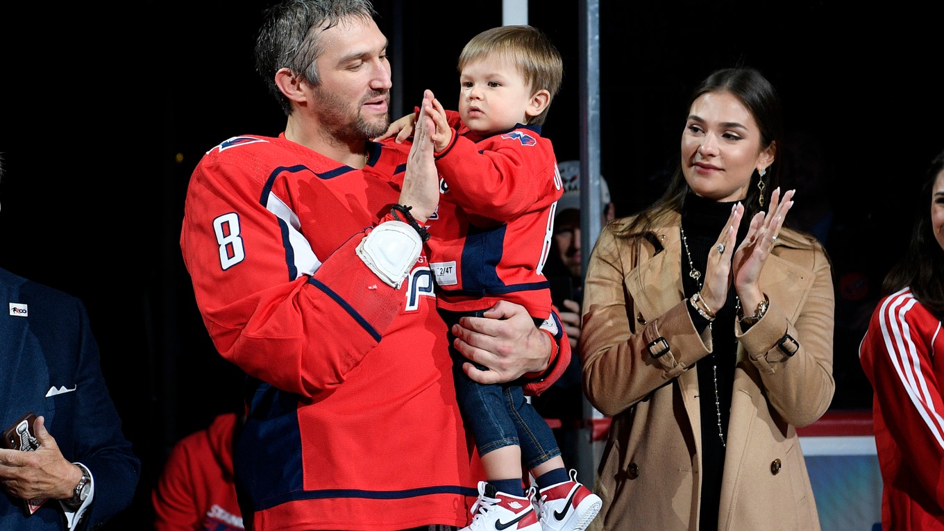 Alexander Ovečkin oslavuje so synom Sergejom a manželkou Nasťou 700. gól v NHL.
