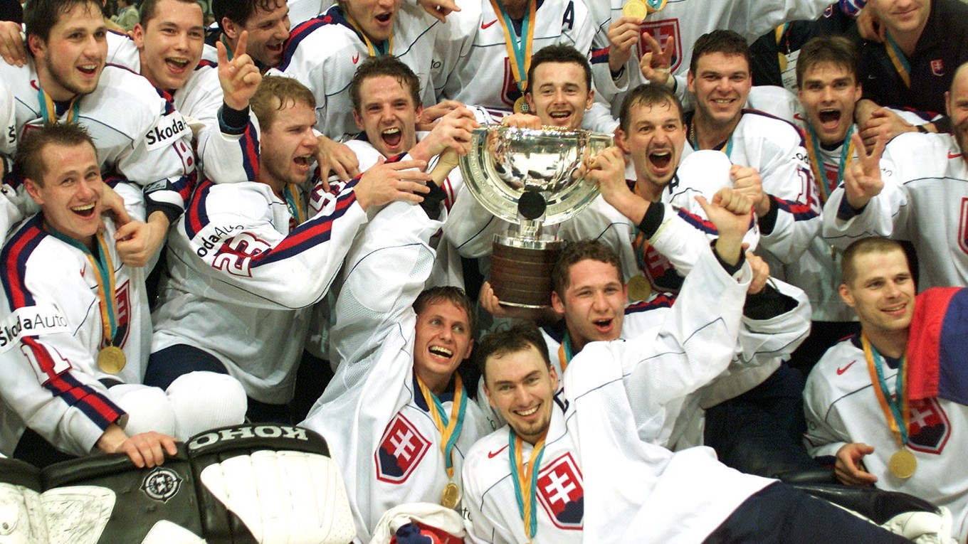Slovenskí hokejisti s trofejou pre majstrov sveta.
