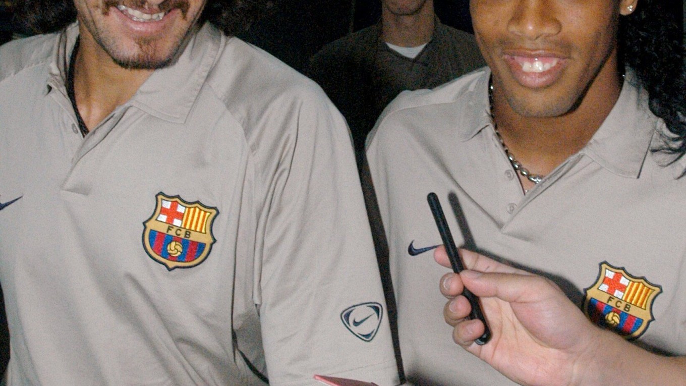 Recber Rüstü (vľavo) a Ronaldinho. Bolo to v roku 2003, keď Púchov v rámci Pohára UEFA privítal v Trnave slávnu Barcelonu. 