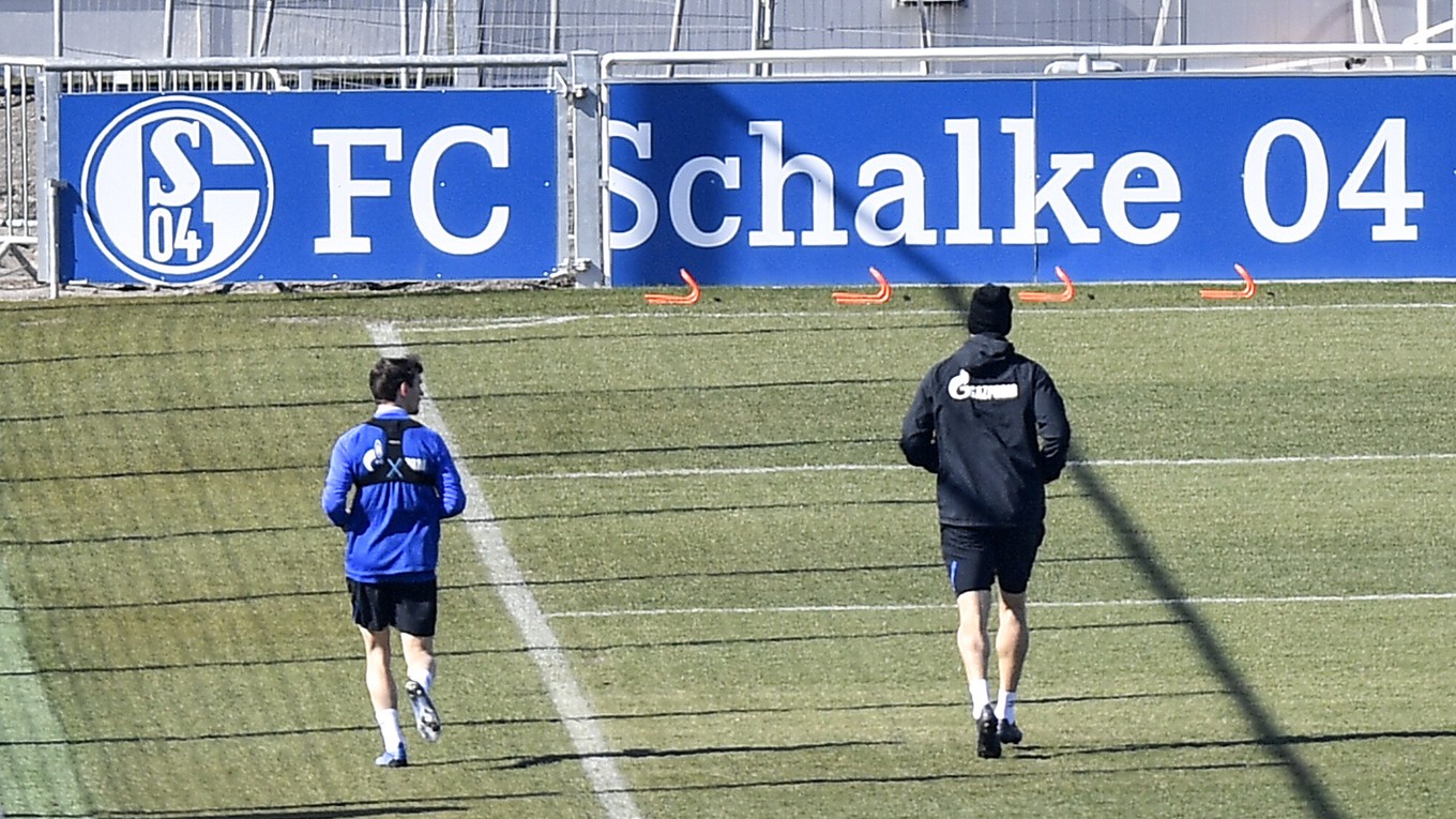 Aj futbalisti FC Schalke trénujú v prísnom režime.
