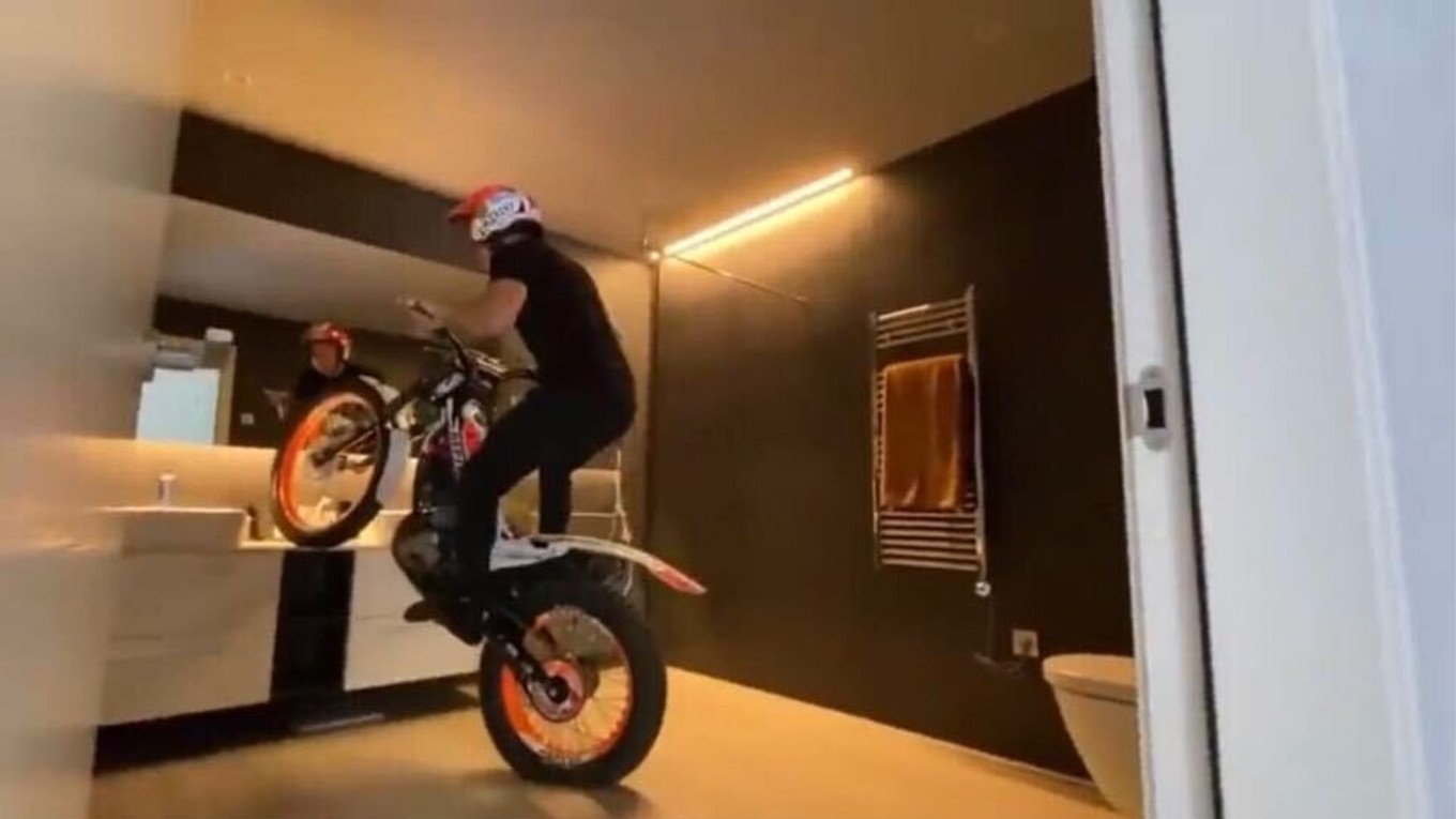 Antoni Bou sa predviedol na motorke vo vlastnom dome.