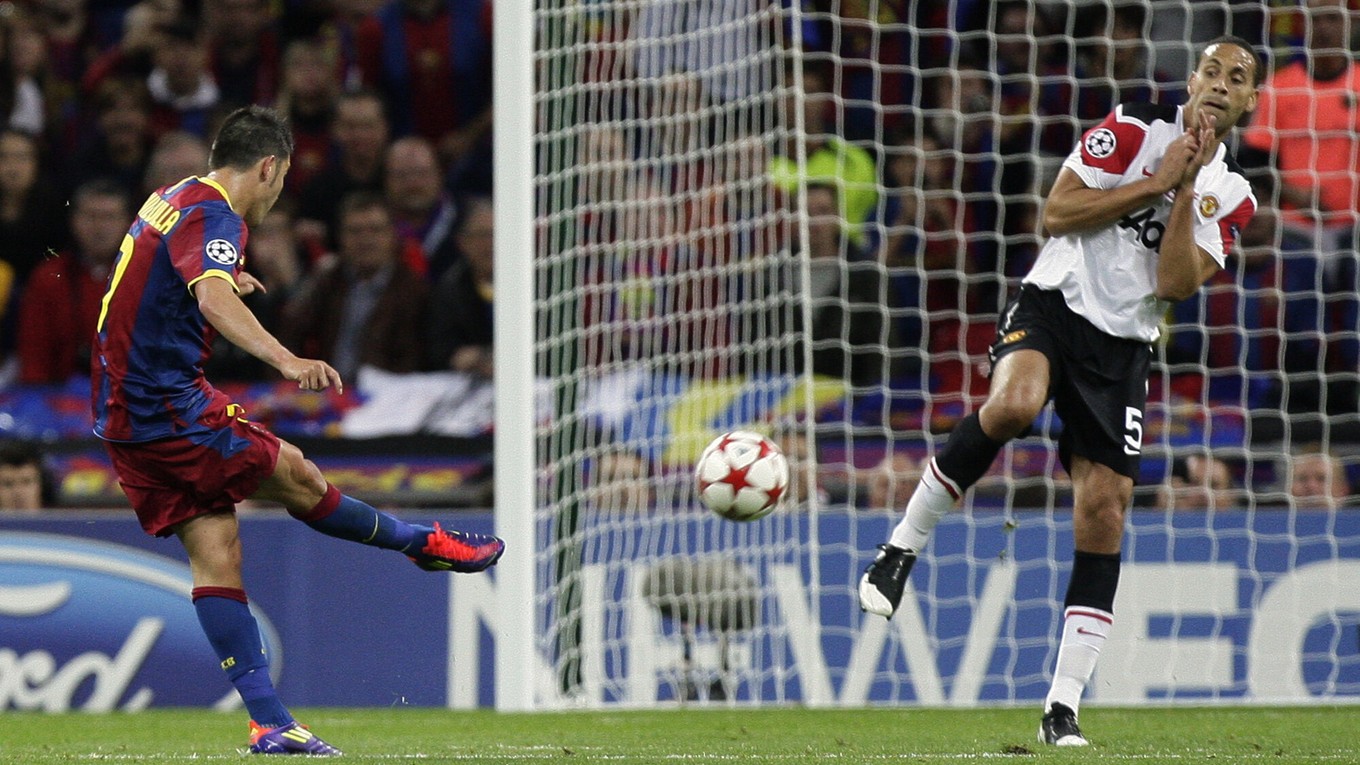 Rio Ferdinand (vpravo) v zápase proti FC Barcelona.