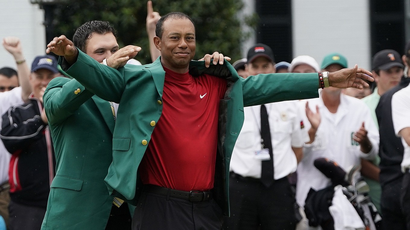 Tiger Woods si oblieka zelené sako po triumfe na Masters v Auguste 2019.