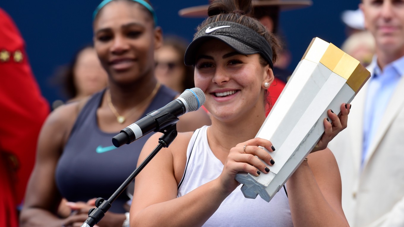 Víťazka Rogers Cup 2020 Bianca Andreescuová, v pozadí Serena Williamsová.