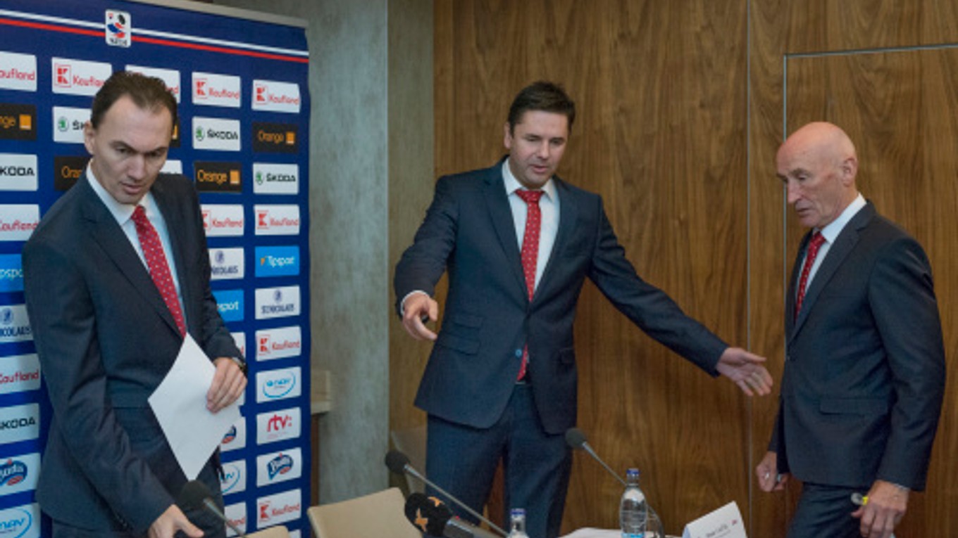Na snímke sprava šéftrener slovenskej mužskej hokejovej reprezentácie Craig Ramsay, generálny sekretár SZĽH Miroslav Valíček a generálny manažér Miroslav Šatan.