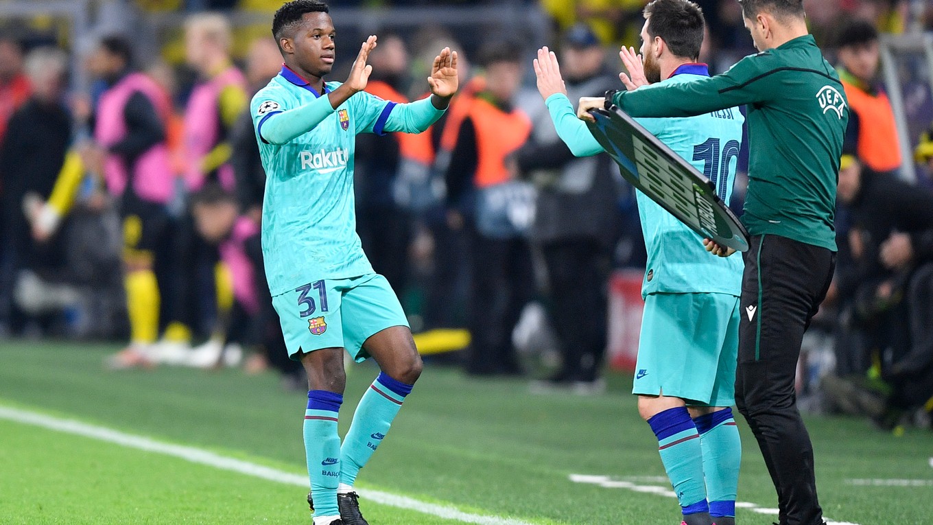 Lionel Messi (vpravo) strieda Fatiho.