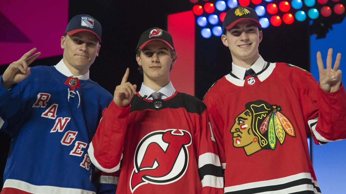 Najvyššie postavení hráči počas draftu NHL 2019, zľava Kaapo Kakko, Jack Hughes a Kirby Dach.