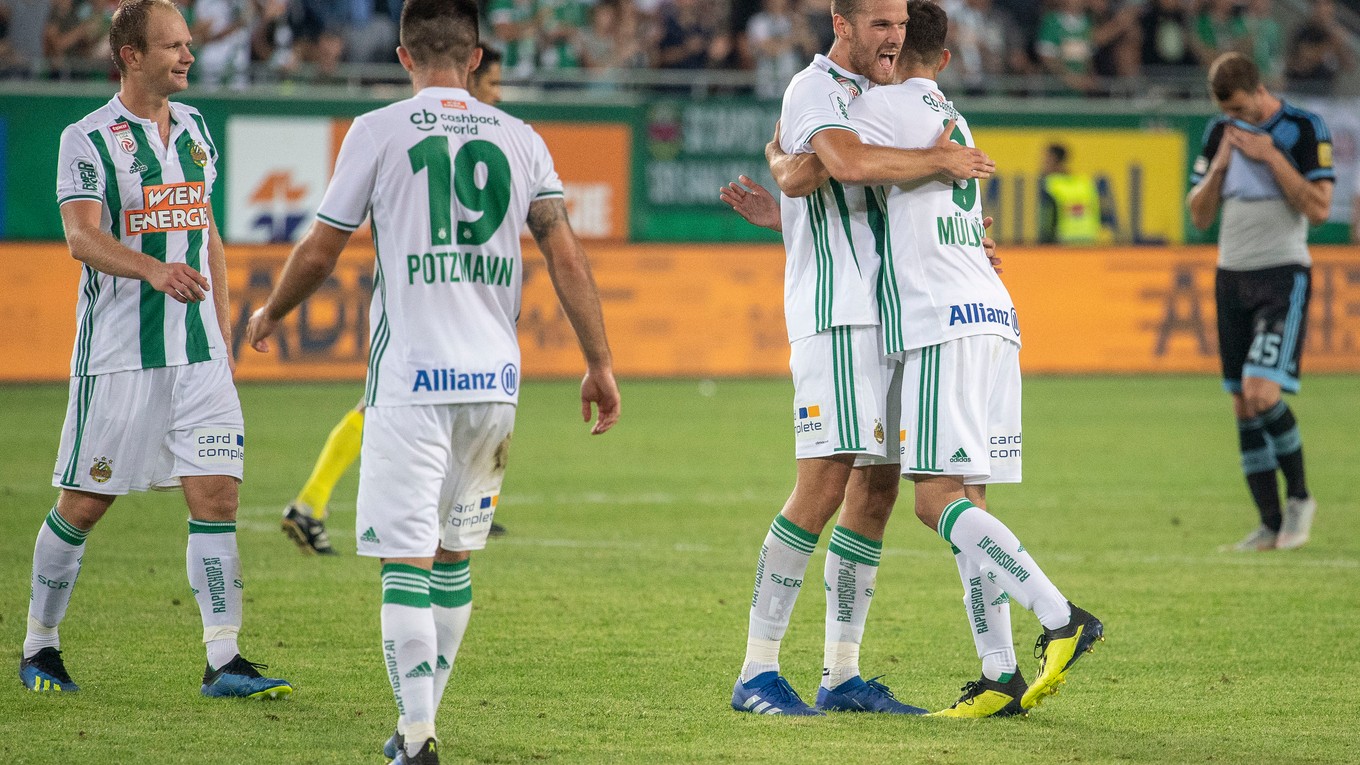 Na snímke radosť hráčov Rapidu Viedeň.