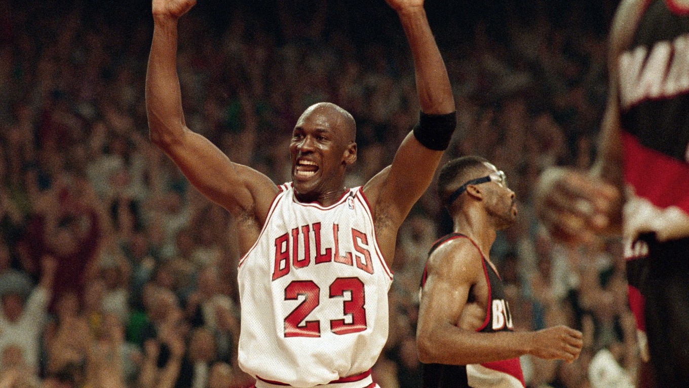 Michael Jordan v júni 1992 oslavuje víťazstvo Chicago Bulls vo finálovom súboji s Portland Trail Blazers. 