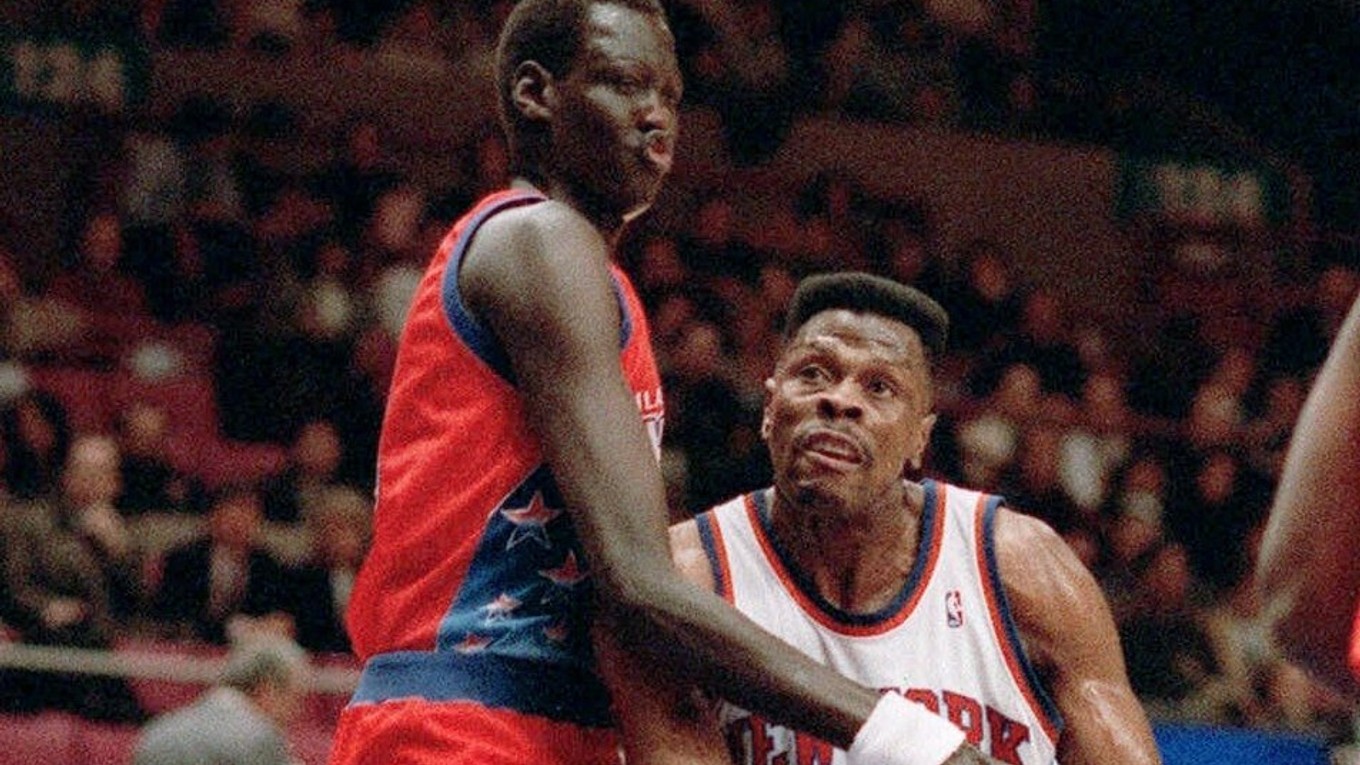 Patrick Ewing (vpravo) v drese New York Knicks na archívnej snímke z 26. januára 1993.